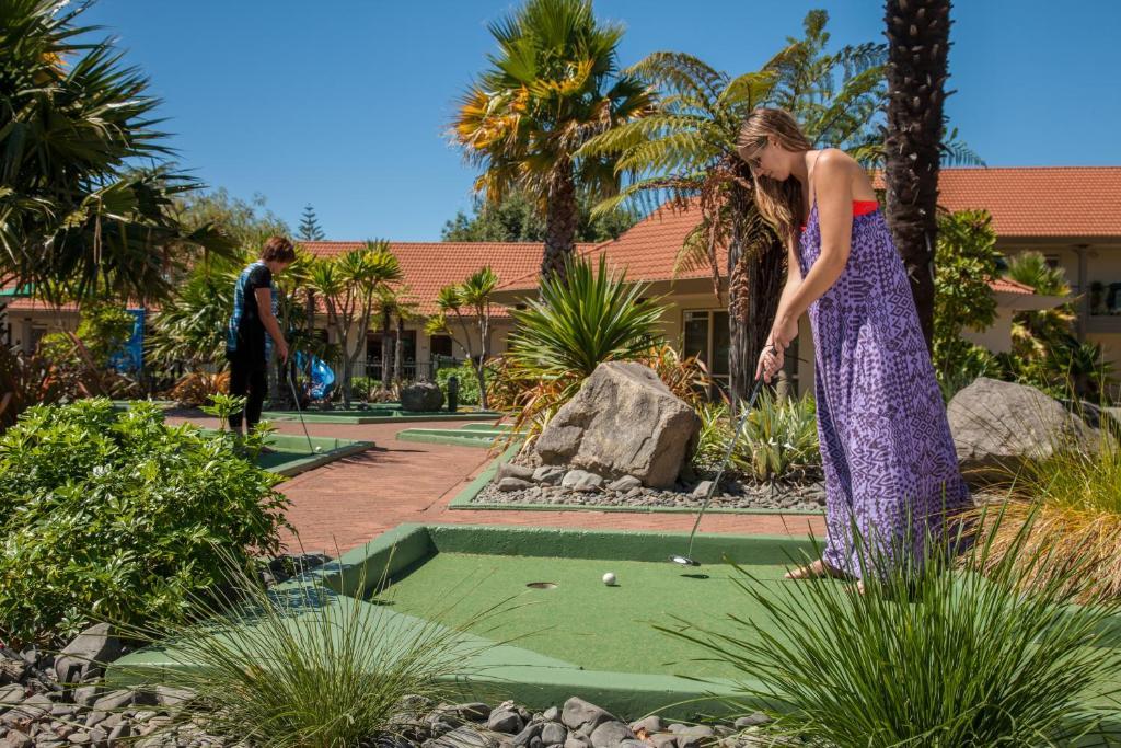Regal Palms Resort Роторуа Екстериор снимка A woman playing mini golf